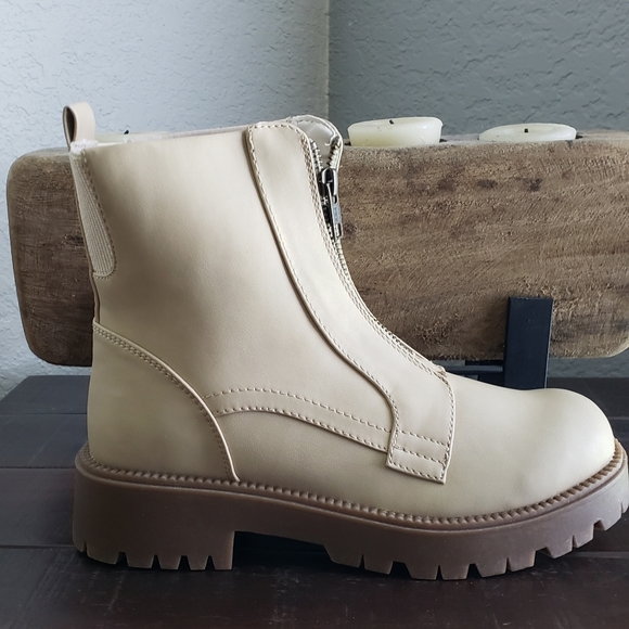 NWT- SO beige combat boots - Picture 4 of 9